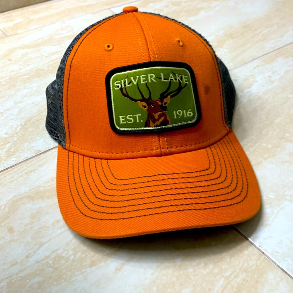 Hat ; silver lake